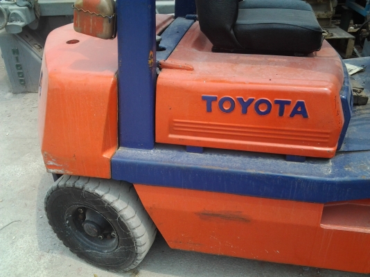 toyota รุ่น 4  ยกได้2 ตัน  สูง 3เมตร เบนซิน สภาพดีมาก