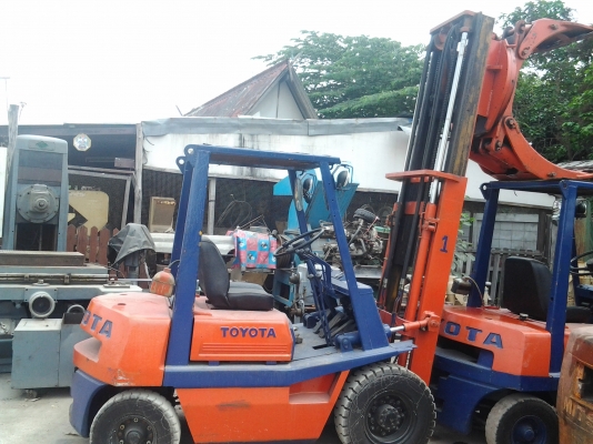 toyota รุ่น 4  ยกได้2 ตัน  สูง 3เมตร เบนซิน สภาพดีมาก