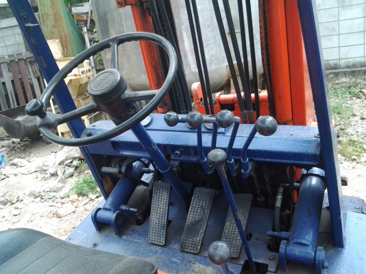 toyota รุ่น 4  ยกได้2 ตัน  สูง 3เมตร เบนซิน สภาพดีมาก