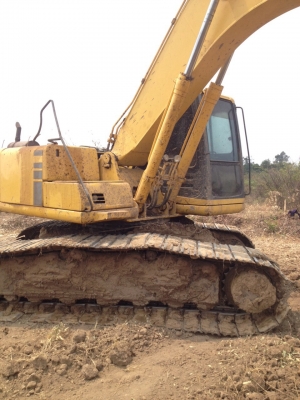 ขายด่วน KOMATSU PC200-6สภาพพร้อมใช้งาน เครื่องปั้มดี เอวแน่น โซ่ช่วงล่างสวย รถทำงานปกติไม่โหลด ไฟฟ้าอยู่ ขาดหน้าจอ เอกสารเล่มทะเบียน