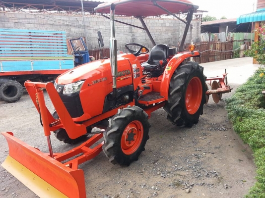 คูโบต้า L3608 4 WD ติดใบมีดดันหน้าใหม่ ผาน 5 ตราช้าง ทำงาน 708 ชั่วโมง เล่มทะเบียนพร้อม