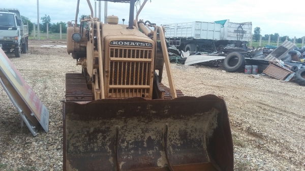 รถแทรกเตอร์ตีนตะขาบ