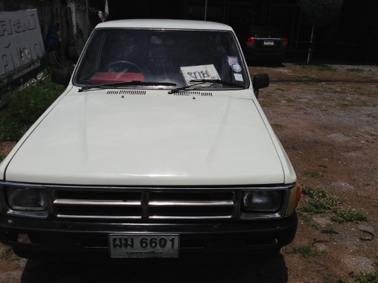 รถกระบะโตโยต้าฮีโร่ตอนเดียวสีขาว