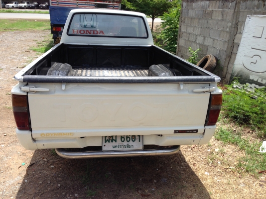 รถกระบะโตโยต้าฮีโร่ตอนเดียวสีขาว