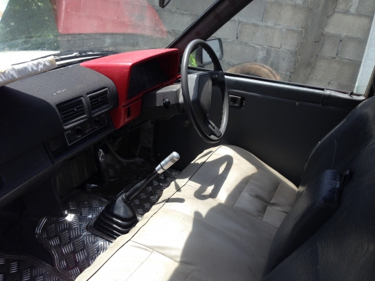 รถกระบะโตโยต้าฮีโร่ตอนเดียวสีขาว