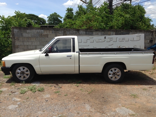 รถกระบะโตโยต้าฮีโร่ตอนเดียวสีขาว