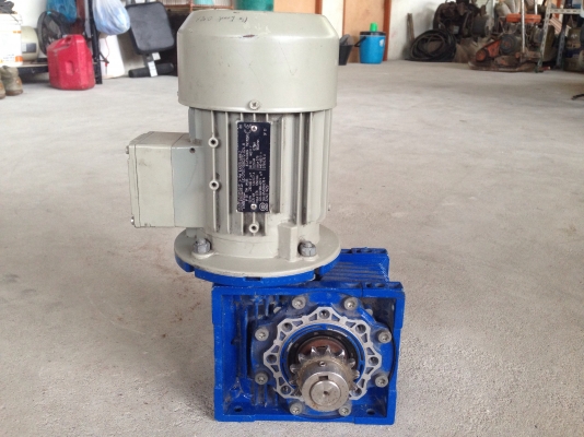 ขายมอเตอร์เกียร์ Siemens หัวเกียร์ Motovario made in Italy ขนาด 1/3HP. 380V อัตราทด 1:100 เพลาออกประมาณ 14รอบต่อนาที แรงบิดเยอะ สภาพสวย พร้อมใช้งาน