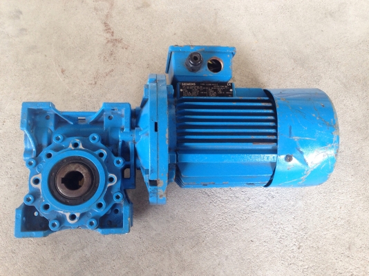 ขายมอเตอร์เกียร์ Siemens หัวเกียร์ Motovario made in Italy ขนาด 1HP. 380V อัตราทด 1:30เพลาออกประมาณ 48รอบต่อนาที สภาพสวย พร้อมใช้งาน