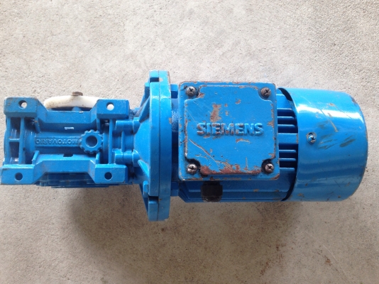 ขายมอเตอร์เกียร์ Siemens หัวเกียร์ Motovario made in Italy ขนาด 1HP. 380V อัตราทด 1:30เพลาออกประมาณ 48รอบต่อนาที สภาพสวย พร้อมใช้งาน