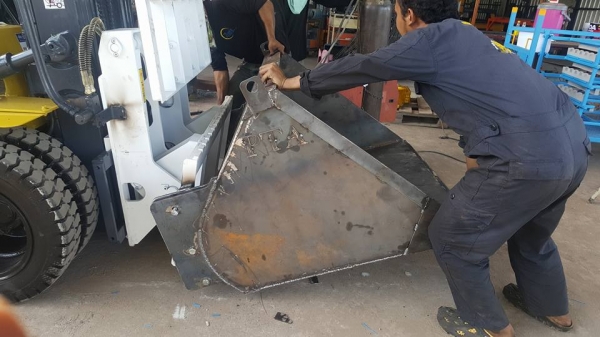 มองหางาเท นึกถึงพีทีเอ ชลบุรี0818342060 รถตักยางพาราตักยางก้อนยางถ้วยขี้ยางตักปามล์ไม้บด