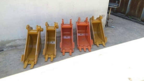 รับสั่งทำและขายบุ้งกี้ปากแคบสำหรับวางท่อปะปา รถแมคโคเล็ก. โคมัสสุ คุโบต้า ยันม่าร์ ทุกรุ่น   ขนาดความกว้าง 20-25-30 ซม รับประกันความแข็งแรง