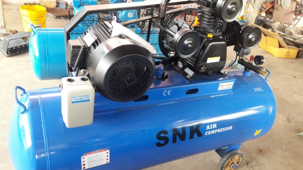 ปั๊ม ขนาด300 ลิตร   ไฟ380v   3สูบ พร้อมมอเตอร์ 10แรง