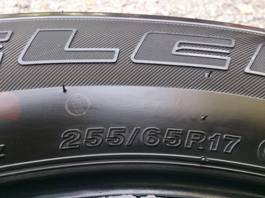 ขายยาง บริดสโตน 255/65R17  ปี15 ดอกยางหนาสวยสดไม่แตกลายไม่ร้าว จำนวน 1 ชุด