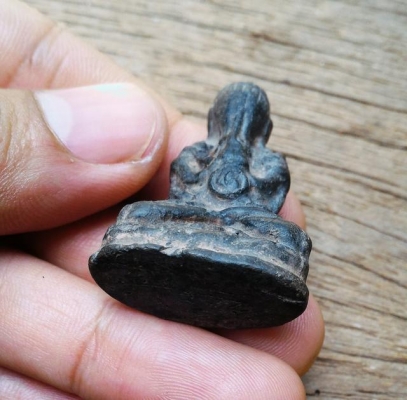 พระปิดตาทรงเครื่อง เศียรบัวตูม เนื้อว่านเก่า สวยแปลกครับ