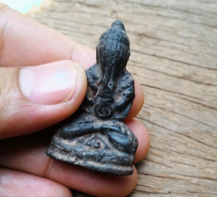 พระปิดตาทรงเครื่อง เศียรบัวตูม เนื้อว่านเก่า สวยแปลกครับ