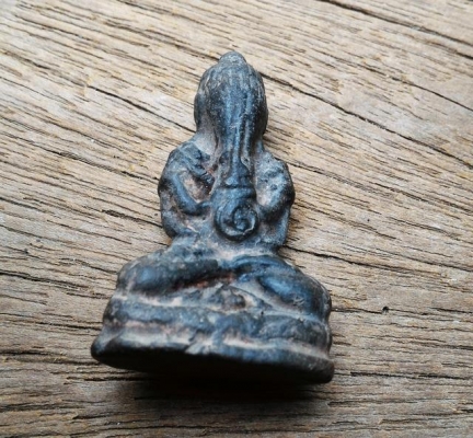 พระปิดตาทรงเครื่อง เศียรบัวตูม เนื้อว่านเก่า สวยแปลกครับ