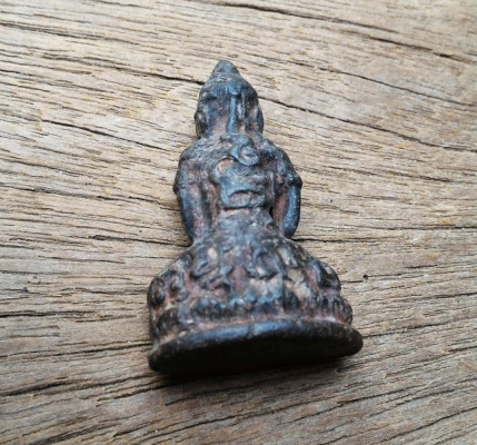 พระปิดตาทรงเครื่อง เศียรบัวตูม เนื้อว่านเก่า สวยแปลกครับ