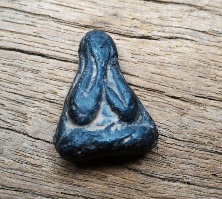 พระปิดตา เนื้อว่านหลวงปู่ยิ้ม ว่านจุ่มรักเก่าสวยมากครับ