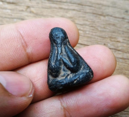 พระปิดตา เนื้อว่านหลวงปู่ยิ้ม ว่านจุ่มรักเก่าสวยมากครับ