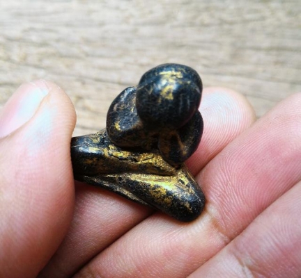 พระปิดตา หลวงพ่อครน เนื้อว่านเก่า ปิดทองแท้