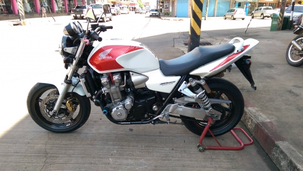 ขายคับ HONDA CB1300 ปี2005 หัวฉีด กุญแจชิฟ สีสวย ท่อแต่งไทเทเนียม แฮนด์แต่ง กันล้ม อินวอยส์ สรรพสามิตร ราคา 145000 บาท ส่งได้ทั่วไทยคับ สนใจติดต่อ 081-0578282 FACEBOOK ชาญณรงค์ ป๊อป ชัยอมฤต ไอดีไลน์ POPBIGBIKESAKON คับ สนใจรถสวย ถูก ดี ต้อง POP BIGBIKE SA