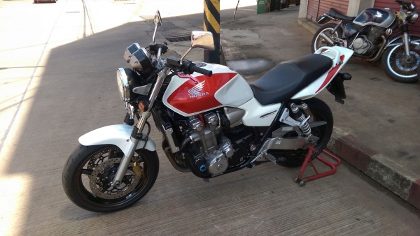 ขายคับ HONDA CB1300 ปี2005 หัวฉีด กุญแจชิฟ สีสวย ท่อแต่งไทเทเนียม แฮนด์แต่ง กันล้ม อินวอยส์ สรรพสามิตร ราคา 145000 บาท ส่งได้ทั่วไทยคับ สนใจติดต่อ 081-0578282 FACEBOOK ชาญณรงค์ ป๊อป ชัยอมฤต ไอดีไลน์ POPBIGBIKESAKON คับ สนใจรถสวย ถูก ดี ต้อง POP BIGBIKE SA