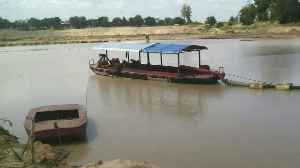 เรือดูดทราย ขนาดประมาน ความกว้าง 3.50ม.ยาว14ม.เครื่อง470แรงท่อดูดและส่ง10 นิ้วมีท่อส่ง10 ท่อน เป็นเรือไฮดรอลิคทั้งลำ ต่อใหม่ใช้งานน้อย ราคา 1200000 (โทร) 0817410515