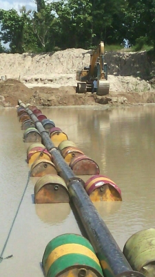 เรือดูดทราย ขนาดประมาน ความกว้าง 3.50ม.ยาว14ม.เครื่อง470แรงท่อดูดและส่ง10 นิ้วมีท่อส่ง10 ท่อน เป็นเรือไฮดรอลิคทั้งลำ ต่อใหม่ใช้งานน้อย ราคา 1200000 (โทร) 0817410515