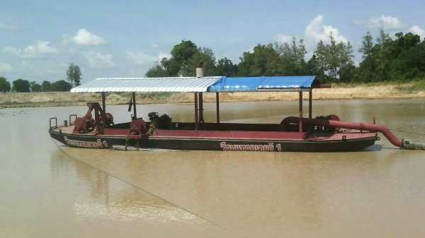เรือดูดทราย ขนาดประมาน ความกว้าง 3.50ม.ยาว14ม.เครื่อง470แรงท่อดูดและส่ง10 นิ้วมีท่อส่ง10 ท่อน เป็นเรือไฮดรอลิคทั้งลำ ต่อใหม่ใช้งานน้อย ราคา 1200000 (โทร) 0817410515