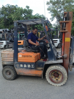 +++ ขายโฟล์คลิฟท์  TOYOTA 5FD30  ขนาด  3  ตัน  (รถนอก)  เครื่องยนต์ดีเซล  เสา  3  เมตร  เกียร์ธรรมดา  ยางตัน