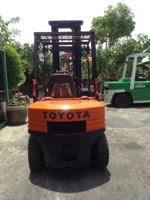 +++ ขายโฟล์คลิฟท์  TOYOTA 5FD25  ขนาด  2.5  ตัน  เครื่องยนต์ดีเซล  เสา  6  เมตร  3  ท่อน  เกียร์ธรรมดา  ล้อหน้าคู่  ยางตัน