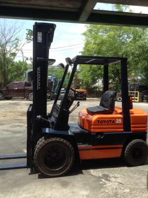 +++ ขายโฟล์คลิฟท์  TOYOTA 5FD25  ขนาด  2.5  ตัน  เครื่องยนต์ดีเซล  เสา  6  เมตร  3  ท่อน  เกียร์ธรรมดา  ล้อหน้าคู่  ยางตัน