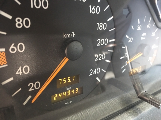 benz c180 w202 สีเทา ปี 1995 รถสีสวย ภายในไม่โทรม ขับดีแอร์เย็นเพลงเพราะ