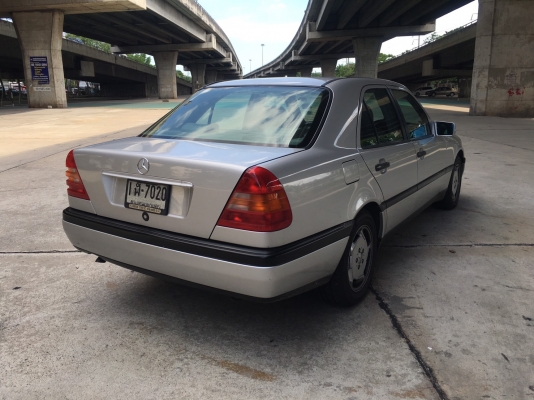 benz c180 w202 สีเทา ปี 1995 รถสีสวย ภายในไม่โทรม ขับดีแอร์เย็นเพลงเพราะ