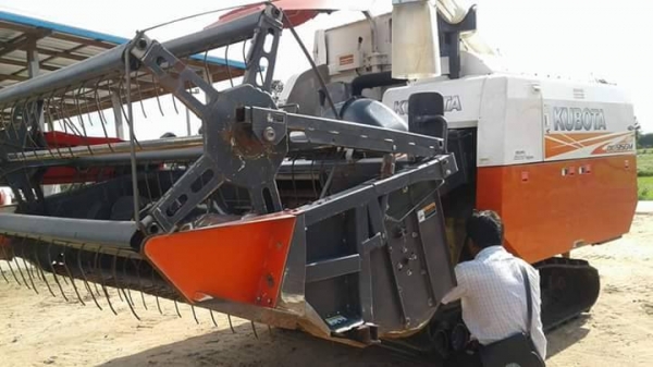 ขายรถเกี่ยวข้าว KUBOTA DC95GM ปี57 รถสวยสภาพดีมาก ใช้งานน้อย เอกสารเล่มทะเบียนพร้อมโอน ราคา610,000 สนใจโทร 090-8588220คุณนะ 093-3258446คุณบิว หรือเข้าดูสินค้าอื่นๆได้ที่ www.narong2truck.com หรือ www.truck.in.th/498 หรือเพจFacebook ณรงค์ ซื้อขายรถมือสอง (