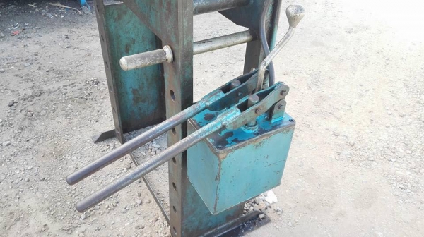 Sell> ขายแท่นอัดไฮดรอลิคมือโยก‬ TOYO 30 Ton. สภาพสดปั้มแน่นอุปกรณ์ครบสีเดิมๆมาดูมาเทสก่อนได้!!