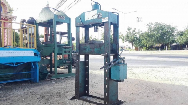 Sell> ขายแท่นอัดไฮดรอลิคมือโยก‬ TOYO 30 Ton. สภาพสดปั้มแน่นอุปกรณ์ครบสีเดิมๆมาดูมาเทสก่อนได้!!