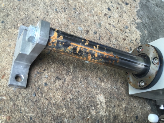 ชุดเพลาสไลด์และไกด์มีลูกปืนช่วยการเคลื่อนที่ เพลามีร่องบังคับให้ไม่หมุน