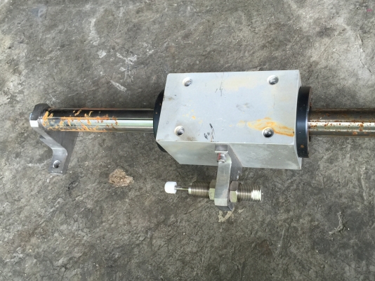 ชุดเพลาสไลด์และไกด์มีลูกปืนช่วยการเคลื่อนที่ เพลามีร่องบังคับให้ไม่หมุน