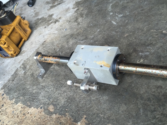 ชุดเพลาสไลด์และไกด์มีลูกปืนช่วยการเคลื่อนที่ เพลามีร่องบังคับให้ไม่หมุน