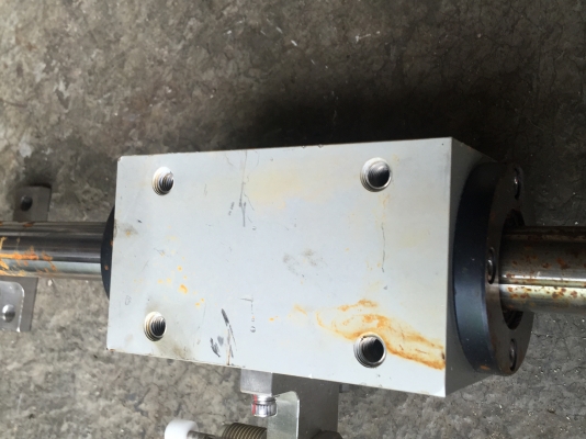 ชุดเพลาสไลด์และไกด์มีลูกปืนช่วยการเคลื่อนที่ เพลามีร่องบังคับให้ไม่หมุน