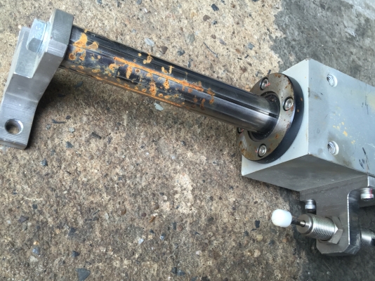 ชุดเพลาสไลด์และไกด์มีลูกปืนช่วยการเคลื่อนที่ เพลามีร่องบังคับให้ไม่หมุน