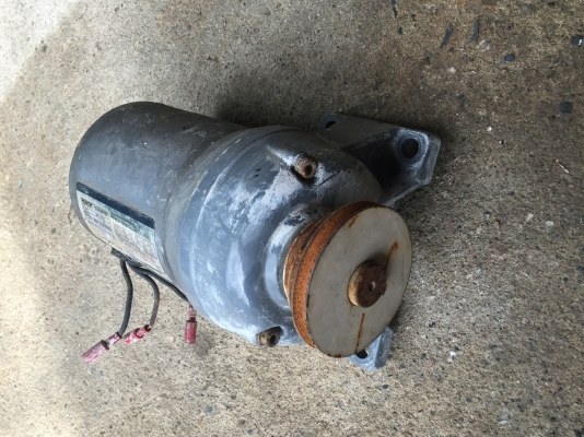 มอเตอร์เกียร์ TOSHIBA  ขนาด 100 W. ทดแล้วหมุนที่ประมาณ 20 - 24 รอบต่อนาที แรงบิดเยอะ