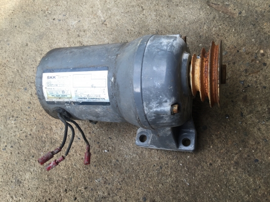 มอเตอร์เกียร์ TOSHIBA  ขนาด 100 W. ทดแล้วหมุนที่ประมาณ 20 - 24 รอบต่อนาที แรงบิดเยอะ