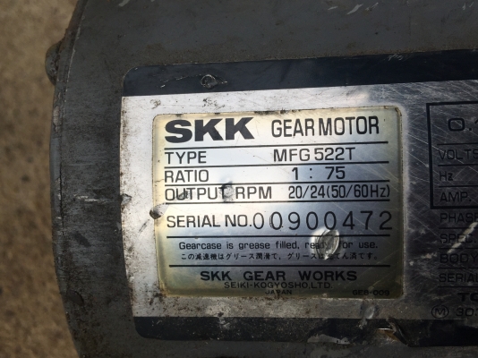 มอเตอร์เกียร์ TOSHIBA  ขนาด 100 W. ทดแล้วหมุนที่ประมาณ 20 - 24 รอบต่อนาที แรงบิดเยอะ