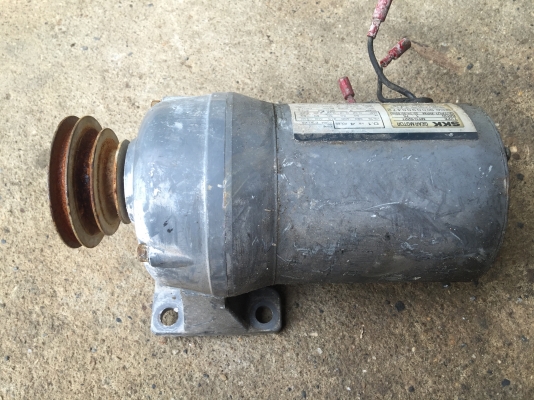 มอเตอร์เกียร์ TOSHIBA  ขนาด 100 W. ทดแล้วหมุนที่ประมาณ 20 - 24 รอบต่อนาที แรงบิดเยอะ