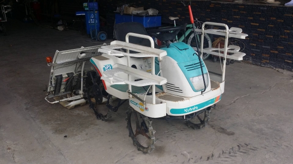 รถดำนานั่งขับ KUBOTA รุ่น SPJ400K เก่าญี่ปุ่น  ดำนา 4 แถว สภาพสวย