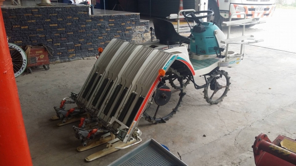 รถดำนานั่งขับ KUBOTA รุ่น SPJ400K เก่าญี่ปุ่น  ดำนา 4 แถว สภาพสวย