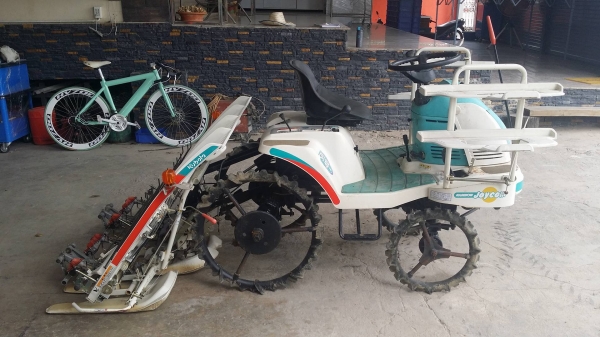 รถดำนานั่งขับ KUBOTA รุ่น SPJ400K เก่าญี่ปุ่น  ดำนา 4 แถว สภาพสวย