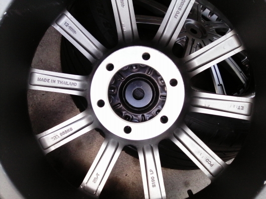 ขอบ20นิ้ว6รู พร้อมยาง สวยๆ 4 ล้อ ราคา 9900 บาท